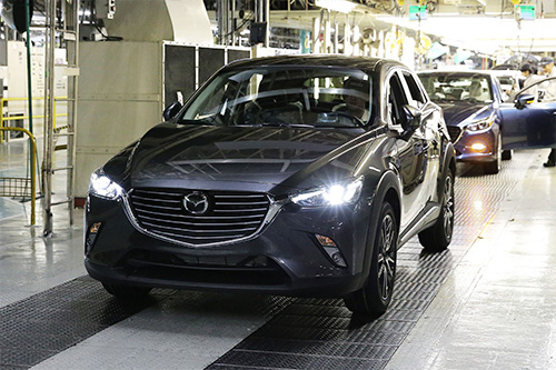 A Mazda CX-3 comes off the line at Hofu Plant No.1
