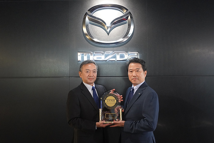 J.D. Power Award Ceremony,Right: Tadashi Miura, General Manager of Domestic Brand & Business Management Division, Mazda