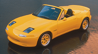 左： 初代ロードスター「クラブレーサー」　（1989年 米国シカゴオートショー参考出品車）