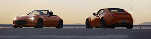 「ロードスター30周年記念車」 （写真は米国仕様車） 左：ソフトトップモデル「ロードスター」 / 右：リトラクタブルハードトップモデル「ロードスターRF」