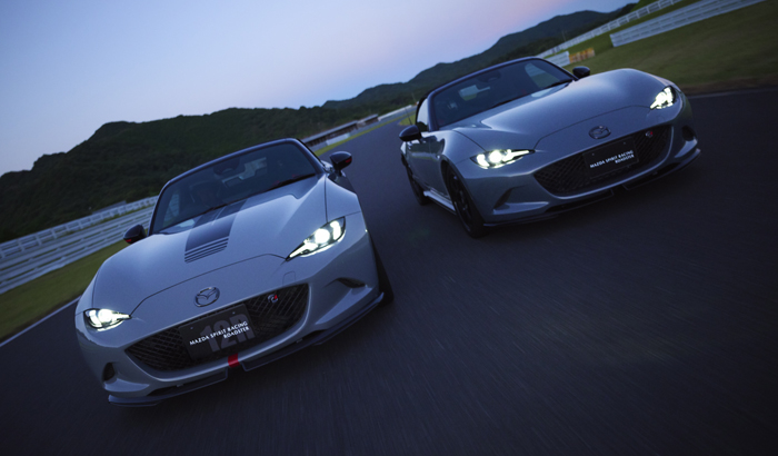 左：「MAZDA SPIRIT RACING ROADSTER 12R」　右：「MAZDA SPIRIT RACING ROADSTER 」