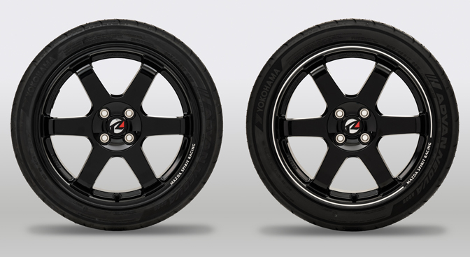 専用鍛造アルミホイール左：MAZDA SPIRIT RACING ROADSTER右：MAZDA SPIRIT RACING ROADSTER 12R