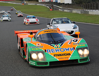 過去のマツダ車とともにパレードを行うマツダ 787B（2018年、Be a Driver. at FUJI SPEEDWAY）